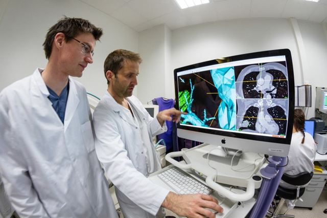 Forsker Erlend Hofstad og lege Håkon Olav Leira inspiserer kartet over pasientens lunger. Foto: Thor Nielsen.