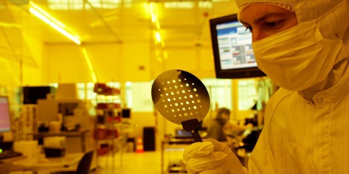 Forsker Matthieu Lacolle med silisiumskiven som er råstoffet for framstillinga av den nye sensoren som gir mikrofoner superhørsel.