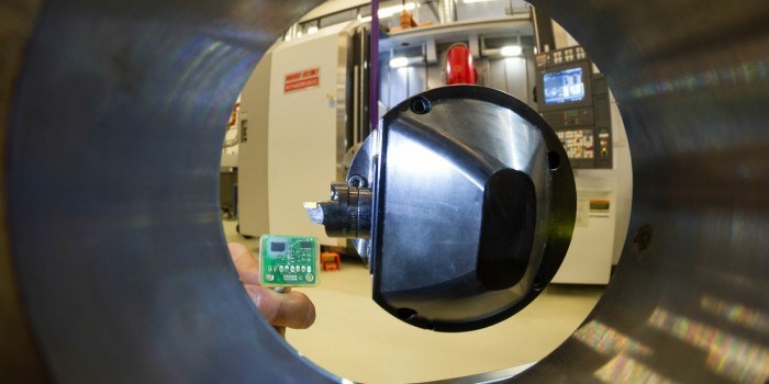 Dette er spissen på det norske verktøyet på vei inn i et materialemne som skal bores med riktig profil. Foto: SINTEF/Thor Nielsen.