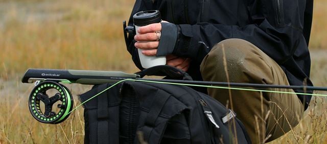 Den nye stanga skiller seg fra tidligere fluestenger ved at håndtaket har et hulrom der stanga får bevege seg fritt. Dette gir lange kast med mindre bruk av kraft, ifølge sportsfiskere som har testet utstyret. Foto: Robert Selfors