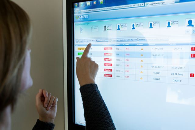 Den nye touchskjermen inneholder mye informasjon, og de ansatte får en helt annen oversikt enn tidligere. Foto SINTEF/Werner Juvik.
