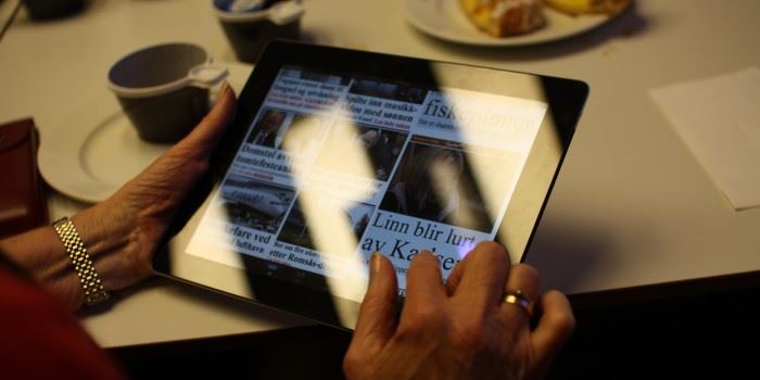 Fem pasienter i Trondheim tester nå en løsning med nettbrett og en skreddersydd app utviklet av SINTEF. Fotot: SINTEF.