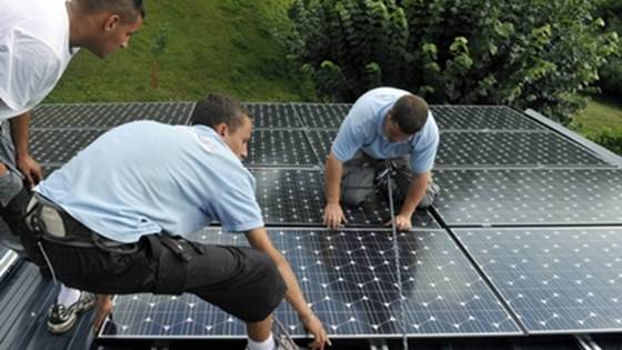 Naboer skal dele solenergi og lagringskapasitet