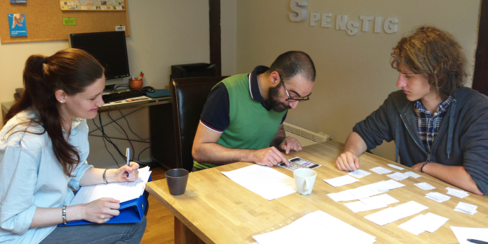 F.v.: Industridesigner Hanne Linander i SINTEF, Vittorio Magliola fra Kvamsgrindakollektivet og datastudent Jørn-Egil Jensen ved NTNU forbereder workshop. Foto: SINTEF