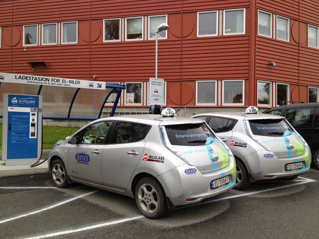 SINTEF har testet fem Nissan Leaf elbiler i samarbeid med Trøndertaxi. Drosjeeierne noterte seg at kjøring med elbil ga dem reduserte drifts- og vedlikeholdskostnader, at kostnader på dekk gikk ned- og at de hadde fornøyde kunder.