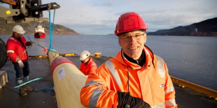 Prosjektleder Ole Øystein Knudsen fra SINTEF bivåner sjøsettingen av det nye oljerøret som ble testet i havna på Orkanger. Foto: Thor Nielsen.