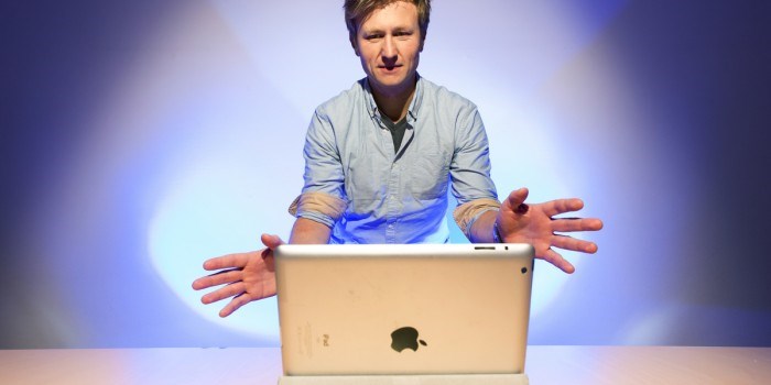 Petter Risholm på SINTEF bruker ultralydteknologi - slik at hele skjermen kan benyttes og området for samspill blir stort. Foto: Werner Juvik/SINTEF.