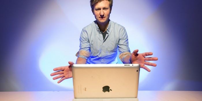 The Norwegian researchers have chosen to focus on ultrasound. This technology enables the whole screen to be used – which means a larger working surface. Photo: Werner Juvik/SINTEF.