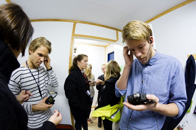 Stille før stormen: UKE-funksjonærene Magne Mellem, Anna Vederhus og Ole Kristian Knudsen utstyres med mikrofoner og avlesningsutstyr før konserten. Foto: Thor Nielsen.