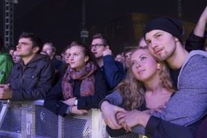 SINTEF forsker på hvordan støy kan skade hørselen. Under UKA i Trondheim ble støybelastningen målt under flere konserter. Her spiller The National for et publikum - med og uten ørepropper. Foto Thor Nielsen