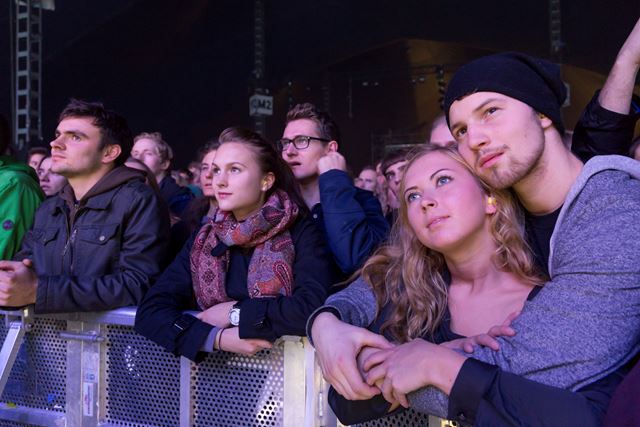 SINTEF forsker på hvordan støy kan skade hørselen. Under UKA i Trondheim ble støybelastningen målt under flere konserter. Her spiller The National for et publikum - med og uten ørepropper. Foto Thor Nielsen