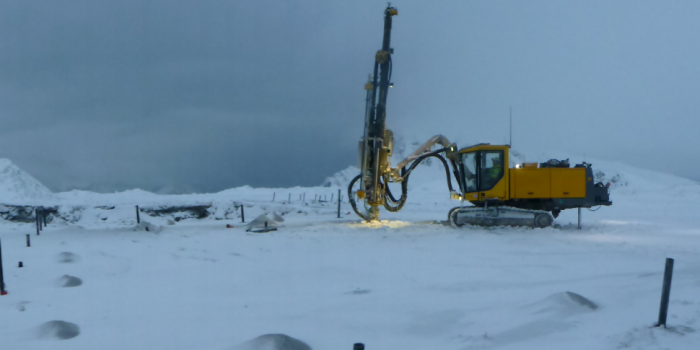 Mørke, kulde og vind på Sjernøya i Finnmark: Forskere måler de fysiske utfordringene som gruvepersonell i arktis utsettes for - både i og utenfor laben. Foto: Øystein Wiggen/SINTEF.