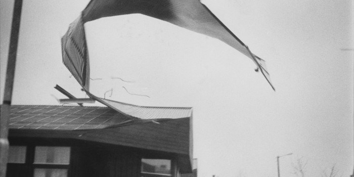 For å hindre at liv skal gå tapt i uvær, anbefaler norsk forsker at det tas stikkprøver av hvordan de mest utsatte delene av norske bygg – lette takkonstruksjoner, taktekninger og beslag – er festet til de underliggende konstruksjonene.  Illustrasjonsfoto: Samfoto/Helge Sunde