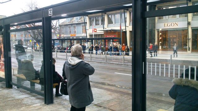 En av de ferdigbygde superbusss-stasjonene liggere i den traffikerte Prinsens gate. Forskerne ser at det er utfordringer med av- og påstigning på stasjonene. Foto: Liv Øvstedal.