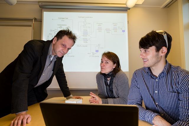 Sentrale aktører i "Kald CO2-fangst"-prosjektet diskuterer resultatene. Fra venstre: sjefforsker Petter Nekså, forsker Kristin Jordal og sivilingeniør David Berstad, alle SINTEF Energi. Foto: SINTEF / Thor Nielsen