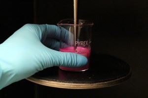 Nanokapslene tilsettes farge, slik at forskerne lettere kan se om de fungerer som de skal når de treffer svulsten. Foto: Christina Benjaminsen.