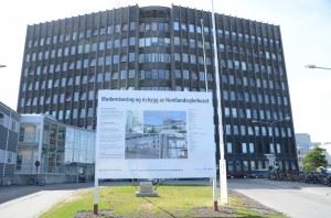 Nordlandssykehuset skal rehabilitere en ti etasjes stor høyblokk mens pasienter befinner seg på rommene sine. Foto: Nordlandssykehuset.