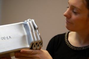 Hva skjer på atomnivå i bilens "krasj-boks" når vi kolliderer? Med ny viten om dette skal forsker Inga Gudem Ringdalen og kollegene hennes bidra til at biler blir sikrere. Foto: SINTEF / Svein Tønseth