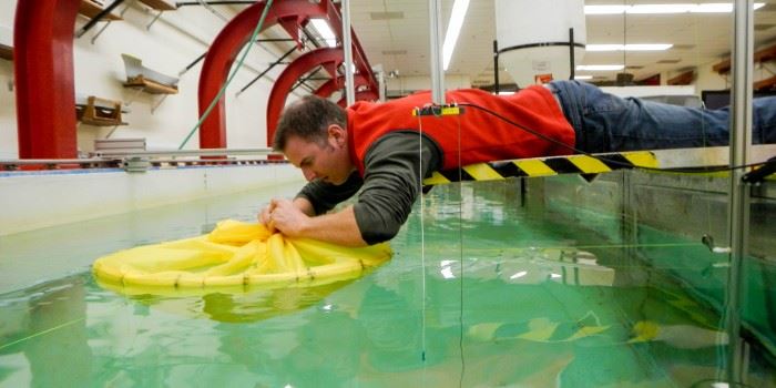 Modellforsøk i slepetank inngår i utviklingsarbeidet som ligger bak den lukkede merden. Her utført med bistand fra Jud DeCew, University of New Hampshire Durham i USA. Foto: Pål Lader, SINTEF Fiskeri og havbruk