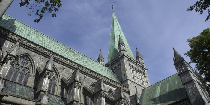 Hver sommer står tusenvis av turister og studerer Nidarosdomen med alle sine skulpturer. Forskere mener de bør få tilgang til litt ekstra informasjon om denne kulturarven.