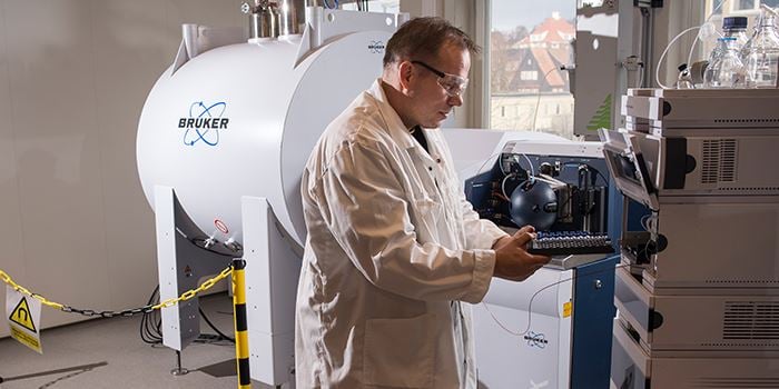 In this Norwegian-Danish hunt for new antibiotics, SINTEF will analyse a large number of substances that a species of soil bacteria will be stimulated to produce. Here, Research Director Håvard Sletta operates a mass spectrometer that images the chemical structure of such substances. Photo: SINTEF/Geir Otto Johansen