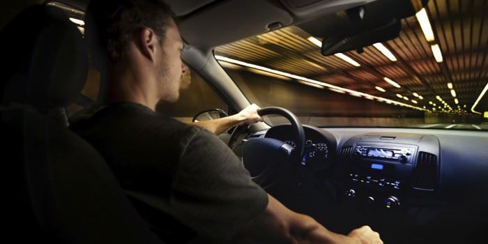 Høyrisikotakere har en "drive" etter gevinst, og forventer at det skal gå bra selv om de kjører mot gult trafikklys. Foto: Thinkstock.