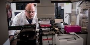 I dette screening-laboratoriet kan SINTEF-forsker Geir Klinkenberg se i hvilken grad de nye stoffene som framkommer i det norsk-danske prosjektet er i stand til å drepe resistente bakterier. Foto: SINTEF / Geir Otto Johansen