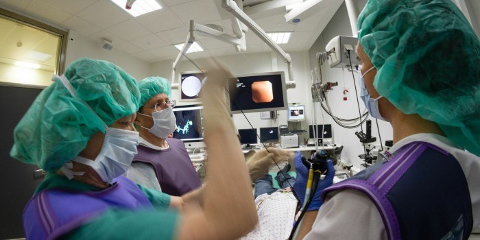 Twelve monitor screens, three doctors, one engineer, a cytodiagnostician, four nurses and a patient are all needed for the trial of the new bronchoscope and its navigating system. Photo: Thor Nielsen.