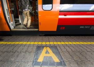Jernbaneverket og NSB logger hver dag mengder av data fra trafikk og tog, og forskerne har brukt dataene til å skape en mer detaljert forståelse av hva som skjer. Et av tiltakene er merking og skilt på plattformer i Østlandsområdet. Foto: SINTEF/Werner Juvik.