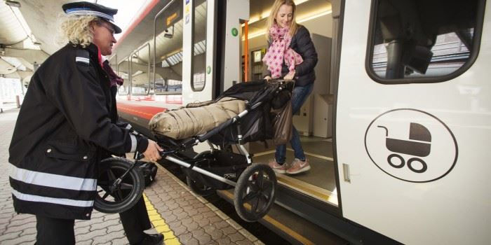 Merkede plasser for familier med barnevogn og for rullestolbrukere, skal gjøre at passasjerene kommer seg fortere på toget. Foto SINTEF/Werner Juvik.