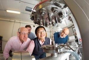 Internasjonalt team: F.v.: Michael J. Antal fra Hawaii, Liang Wang fra Kina og Gabor Varhegyi fra Ungarn. SINTEF-forsker Øyvind Skreiberg i bakgrunnen.