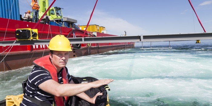 SINTEF researcher Jan Erik Olsen studies the turbulence generated in the sea current. "We have very little quantitative data on this and need more in order to improve our computational models", he says. Photo: Thor Nielsen/SINTEF.