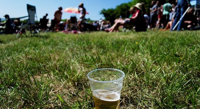 Tron Tronstad i SINTEF forsker på hvordan støy kan skade hørselen. I sommer samler han støy-data på norske festivaler, ved hjelp av deg og meg. Illustrasjonsfoto: Thinkstock