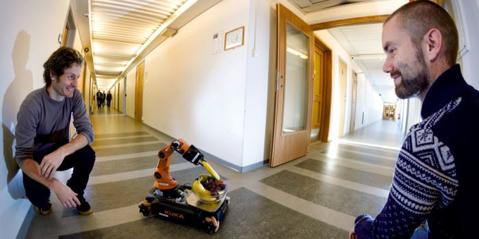 Johannes Tjønnås (t.v.) og Sigurd Fjerdingen arbeider med roboter og innendørs posisjonering. De ønsker å kunne levere et ,er ferdig system til små bedrifter. Her viser de fram en liten testplattform. Foto: Thor Nielsen