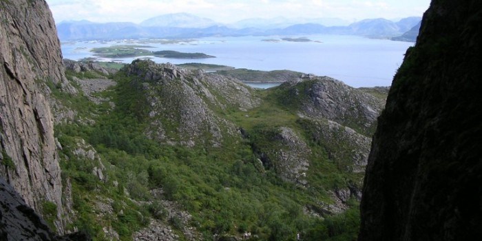 Etter flere steinsprang blir det tatt grep for å skape større sikkerhet for besøkende av hullet i Torghatten.