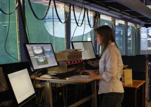 Forsker Nina Madsen følger nøye med forsøkene fra observasjonsrommet. Foto: Zsolt Volent/SINTEF.