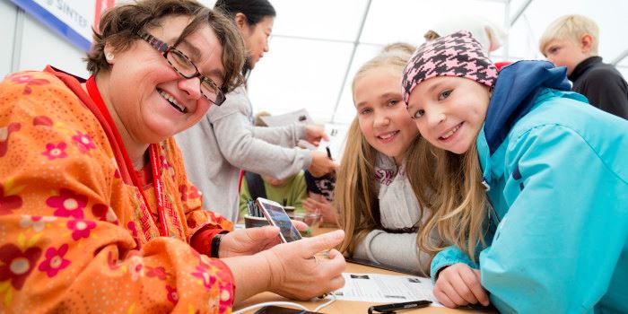 Jacqueline Floch at SINTEF ICT is working to get more of us interested in our cultural heritage. Our smartphones, tablets and PCs can be channels for inspirational experiences. Here we see a group of schoolchildren visiting the SINTEF stand during the &#039;Forskningsdagene&#039; (Research Days) festival. Photo: Thor Nielsen.