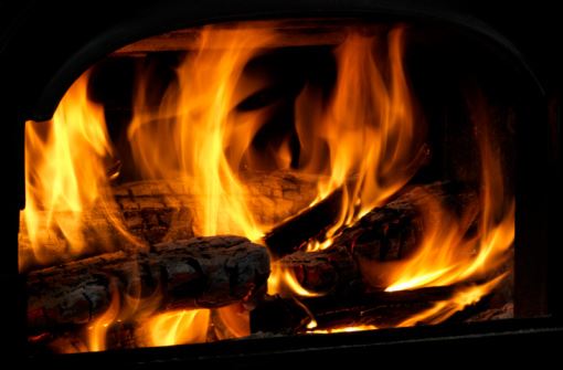 Moderne nybygg trenger mindre energi til oppvarming. Det går dårlig i hop med tradisjonelle vedovner. Nå ser framtidas vedovner dagens lys. Illustrasjonsfoto: Thinkstock.