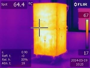 Her undersøkes overflatetemperaturen på en vedovn ved hjelp av infrarødt kamera. Foto: SINTEF.