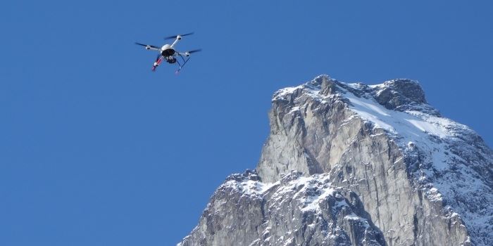 I tillegg til at droneteknologi kan brukes til å beregne skred og flom, kan droner inspisere bruer, støttemurer og områder som er vanskelig tilgjengelige. Foto: Torgeir Vaa, Statens Vegvesen.