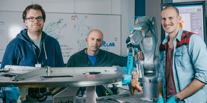 Dette er teamet bak &quot;Gribbot&quot; – verdens første robot som kan fjerne kyllingfilet fra et skrog – helt automatisk. Fv: Elling Ruud Øye, Ekrem Misimi og Aleksander Eilertsen. Foto: TYD/SINTEF