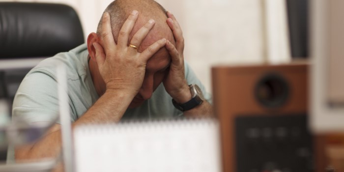 Hodepine er blant helseplagene som dårlig inneklima kan forårsake. Med noen tastetrykk kan arbeidstakere nå få vite hva de bør se nærmere på, hvis de opplever deler av innemiljøet på jobben som sjenerende. Illustrasjonsfoto: Thinkstock