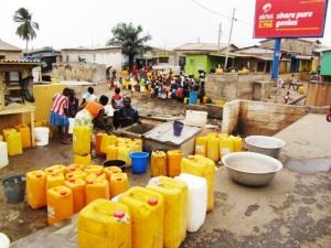 Å stå i kø for å hente vann i kanner er dagligdags for mange i Ghana. Bildet er lånt fra CSIR, som er SINTEFs lokale partner i Ghana.