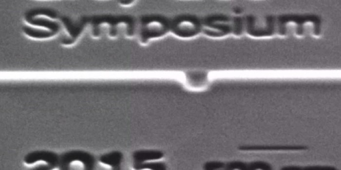 Stipendiat Vidar Fauske ved Institutt for fysikk utførte kuttet ved hjelp av en fokusert ionestråle (FIB). Foto: Vidar Fauske, NTNU Nanolab