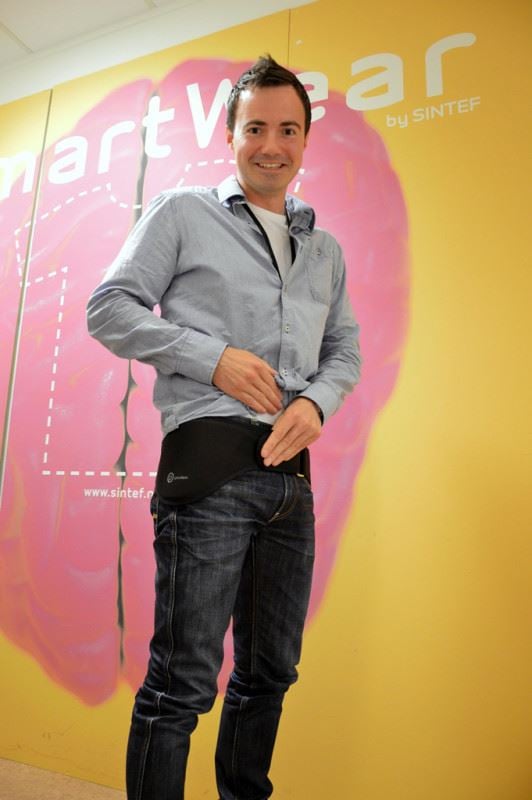 Tore Christian Storholmen med det nye produktet som så langt har falt i smak hos den eldre garde. Foto: Kathinka Høyden.