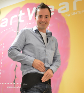 Produktdesigner Tore Christian Storholmen i SINTEF skal lede innovasjonsprosessen. Han har lang erfaring med å utvikle såkalt &quot;smart wear&quot; - klær med skjulte funksjoner. Her demonstrerer han en ny hoftebeskytter.