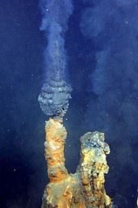 Denne svarte skorsteinen har fått navnet “brødre”. Foto: Oceanic and Atmospheric Administration