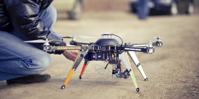 Bortsettt fra militære droner, er droneautonomien i mange tilfeller på  barnestadiet, mener forskerne. Den avhenger i stor grad av en operatør som styrer  med fjernkontroll, eller planlegger ruta til dronen på forhånd. Foto: ThinkStock.
