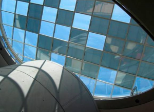 Slik kan det se ut når du integrerer solceller som del av glassfasader og glasstak. FOTO: ASI Glass photovoltaic modules, Schott Solar AG