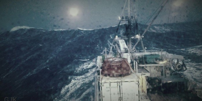 Røffe forhold. Dette bildet er tatt på krabbe-tokt med skuta Northeastern i Barentshavet. HMS-utfordringene er av det tøffe slaget. Foto: Arne Birkeland.